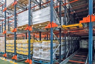 El Pallet Shuttle de Mecalux se recomienda para almacenes con muchos palets por referencia