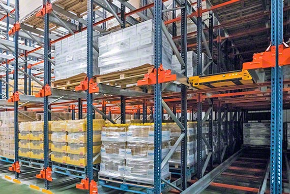 El Pallet Shuttle de Mecalux se recomienda para almacenes con muchos palets por referencia