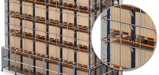 Protección con malla anticaída en las estanterías con Pallet Shuttle