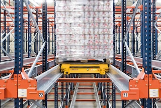 El carro traslada el palet hasta la ubicación libre más profunda