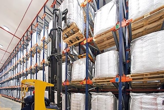 Para la extracción de palets, se invierte la operación