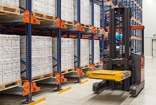 Con la carretilla, el operario primero recoge y luego transporta el carro hasta el canal