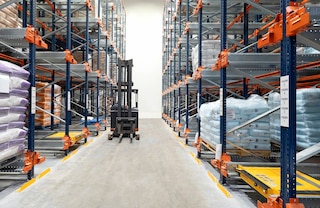El Pallet Shuttle es una solución idónea para cámaras frigoríficas porque permite reducir la superficie a refrigerar