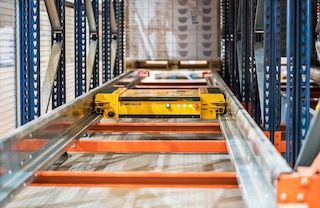 Con el Pallet Shuttle se automatiza el depósito y la extracción de palets en canales de gran profundidad