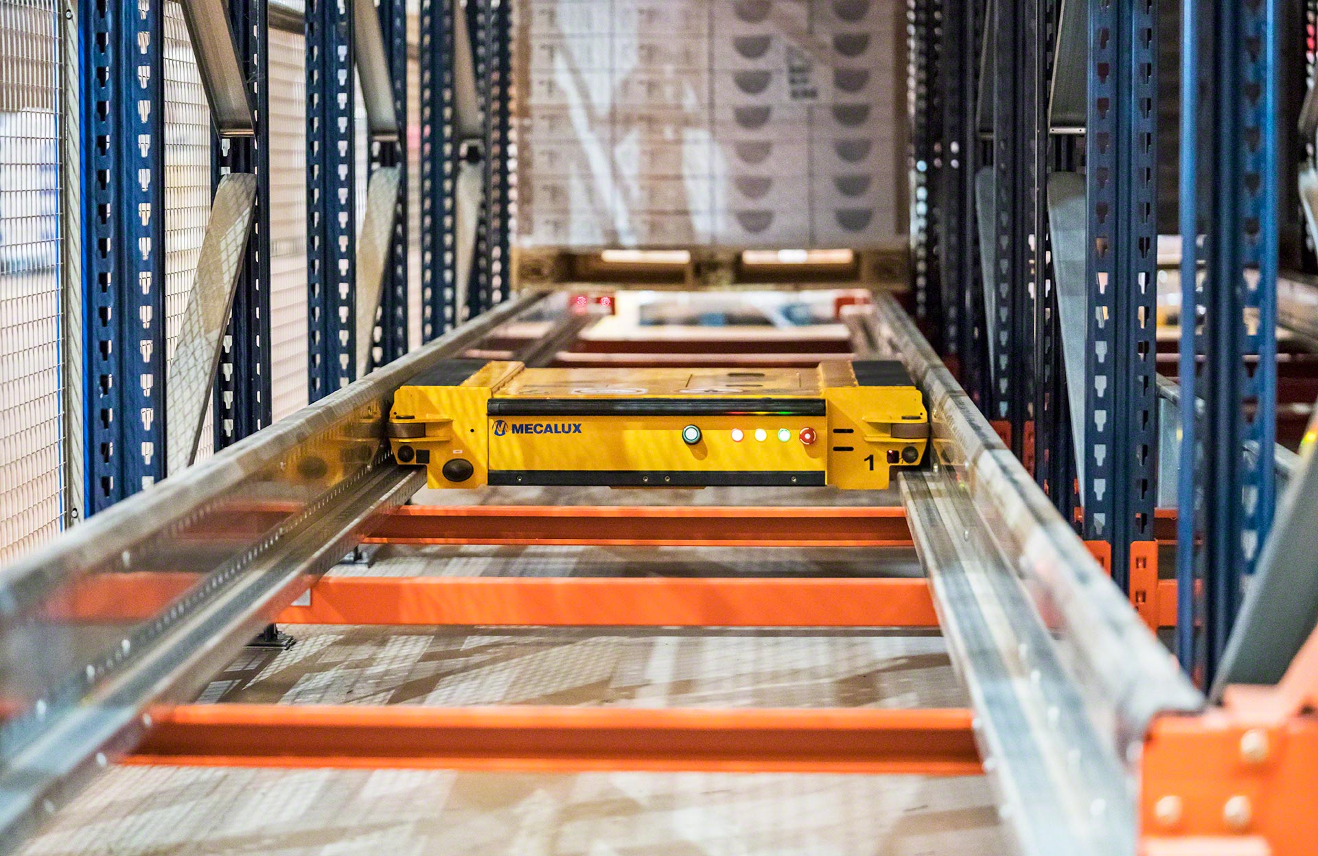 Con el Pallet Shuttle se automatiza el depósito y la extracción de palets en canales de gran profundidad