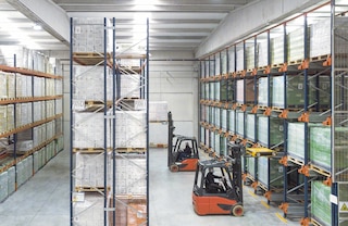 El sistema de almacenaje Pallet Shuttle puede combinarse con estanterías convencionales