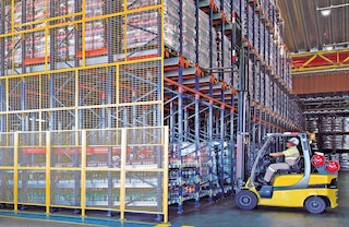 Pueden reservarse los niveles inferiores del sistema Pallet Shuttle para picking dinámico