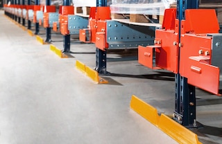 Las protecciones frontales marcan al operario el límite que la carretilla no debe sobrepasar