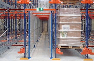 Es posible instalar pasos de evacuación o mantenimiento que discurran por el interior de las estanterías del sistema Pallet Shuttle