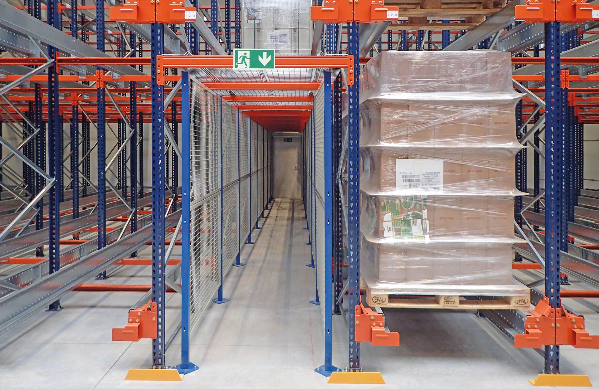 Es posible instalar pasos de evacuación o mantenimiento que discurran por el interior de las estanterías del sistema Pallet Shuttle