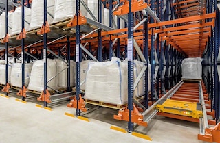 El Pallet Shuttle puede trabajar en estanterías de más de 60 m de profundidad