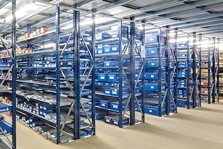 Las estanterías con pasarelas elevadas facilitan el almacenaje y la clasificación de productos pequeños