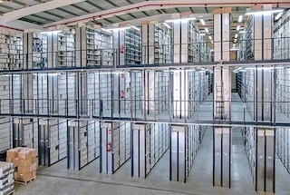 Los pasillos elevados permiten almacenar todo tipo de documentos