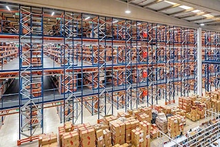 Los pasillos elevados facilitan la preparación de pedidos en almacenes e-commerce