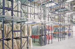 Las estanterías con pasarelas elevadas suelen utilizarse para almacenar prendas colgadas