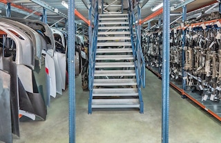 Las estanterías de varios niveles pueden adecuarse para el almacenaje de cargas especiales