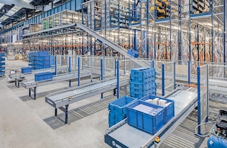 Se pueden instalar transportadores de cajas para automatizar los flujos de mercancía en las estanterías de varios niveles