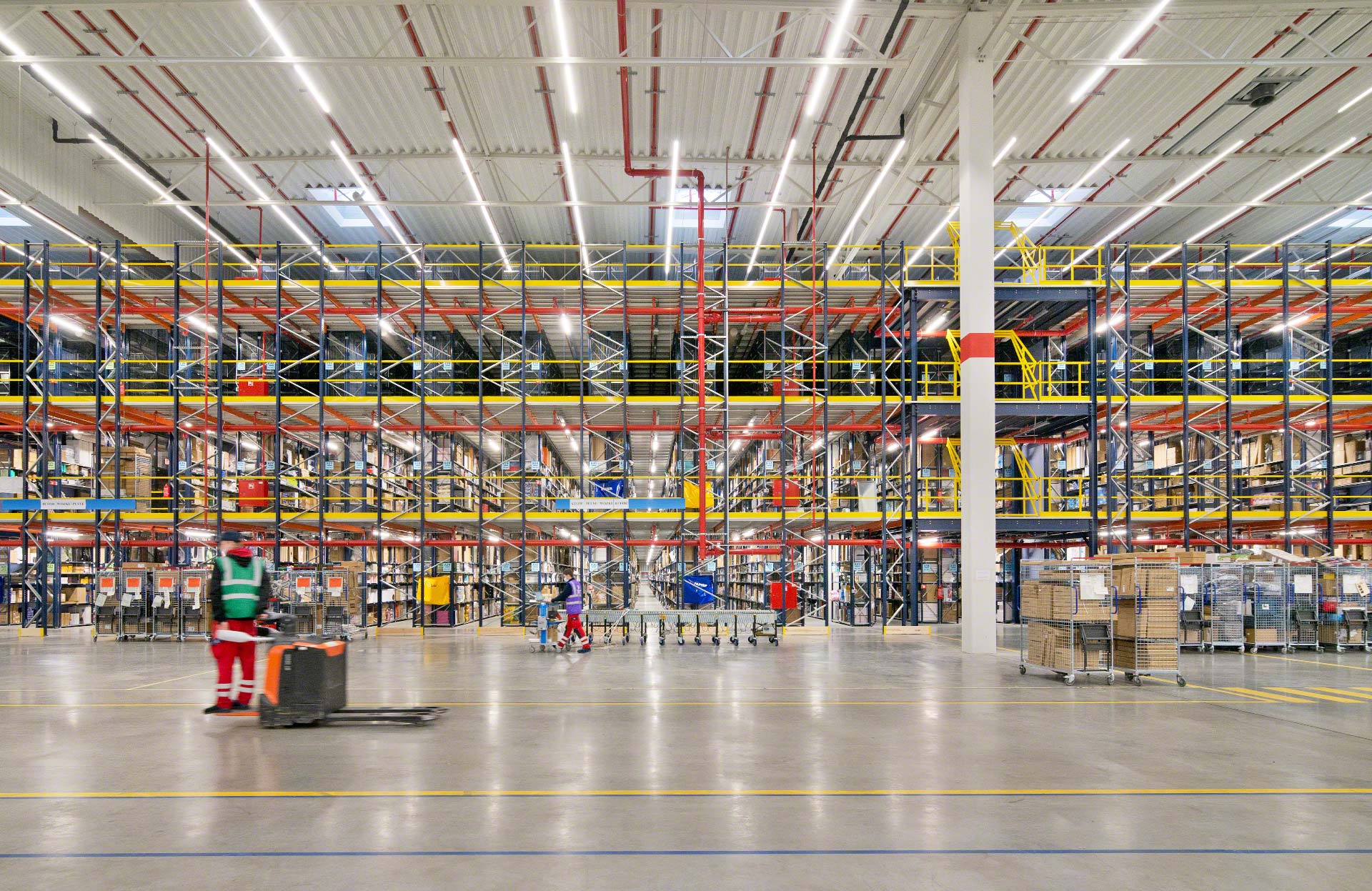 Las estanterías con pasillos elevados son estructuras multinivel que aumentan de forma significativa la capacidad de almacenaje