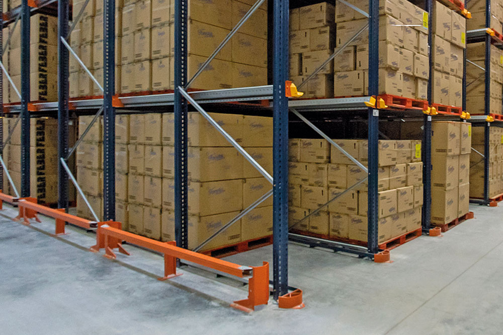 Los pies puntales de la estantería cuentan con protecciones laterales para evitar que las carretillas elevadores dañen la estructura
