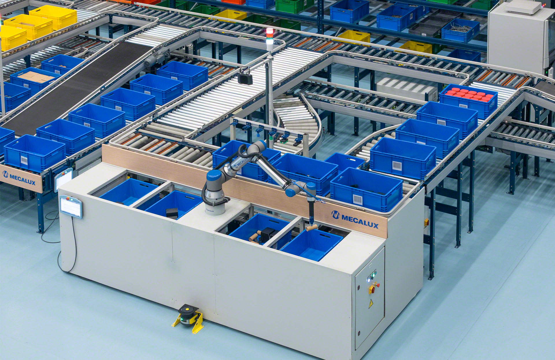 Las estaciones de picking robotizado de Mecalux pueden configurarse para preparar simultáneamente hasta 4 pedidos