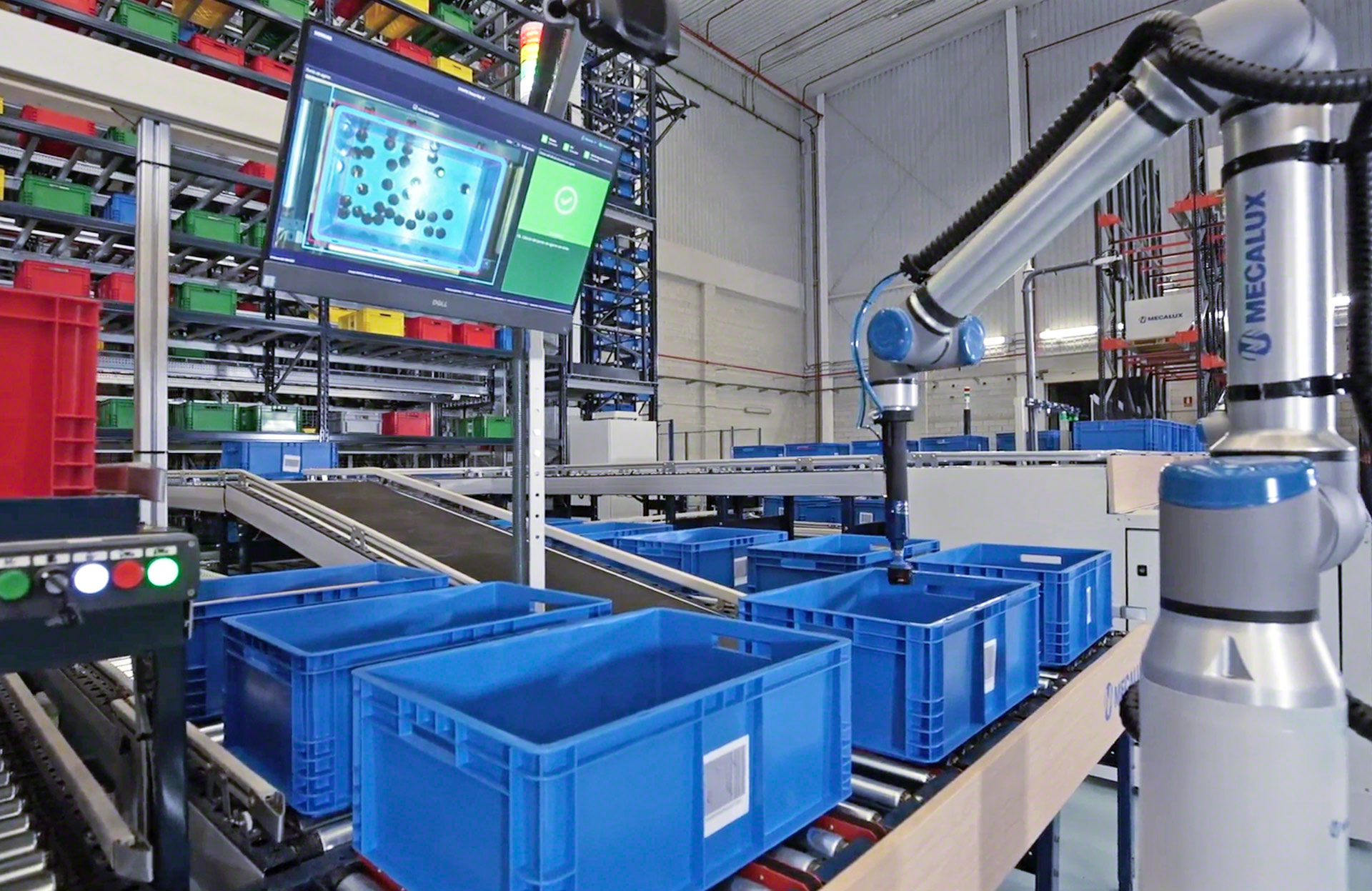 Los robots de picking recogen artículos de una caja y los depositan en otra de forma totalmente autónoma
