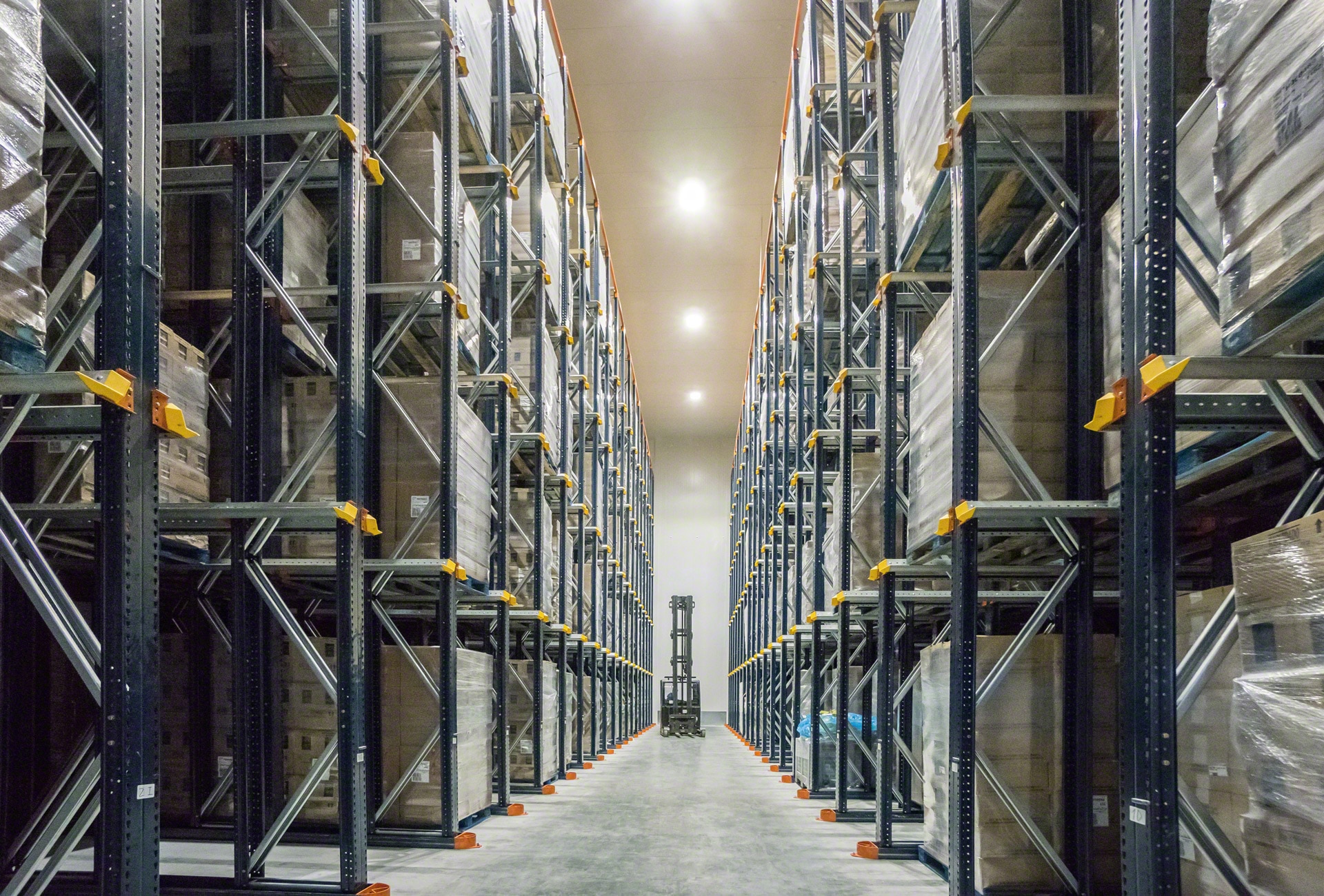 El sistema drive-in aprovecha la máxima capacidad del almacén, un factor clave en las cámaras frigoríficas
