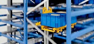 Los elevadores de cajas mueven las unidades de carga hasta el nivel de almacenaje correspondiente