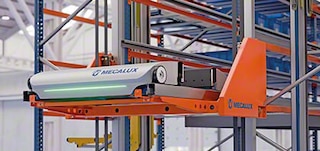 Los elevadores de shuttles mueven los carros entre niveles