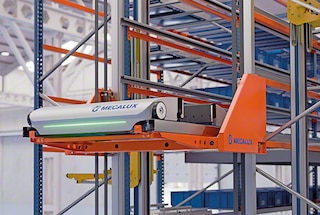 El vehículo shuttle puede cambiar de nivel para extraer la caja asignada