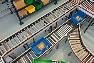 El circuito de transportadores traslada la caja hasta la estación de picking