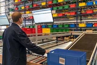 Las cajas llegan a la estación de picking mediante los transportadores