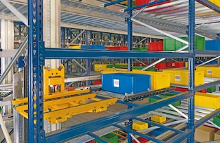 Los elevadores de cajas mueven las unidades de carga entre el nivel inferior y los distintos niveles de almacenaje