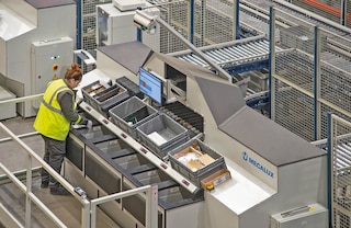 El operario recibe las cajas en la estación de picking, donde realiza la preparación de pedidos