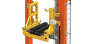 La cuna de elevación del transelevador mueve la carga verticalmente