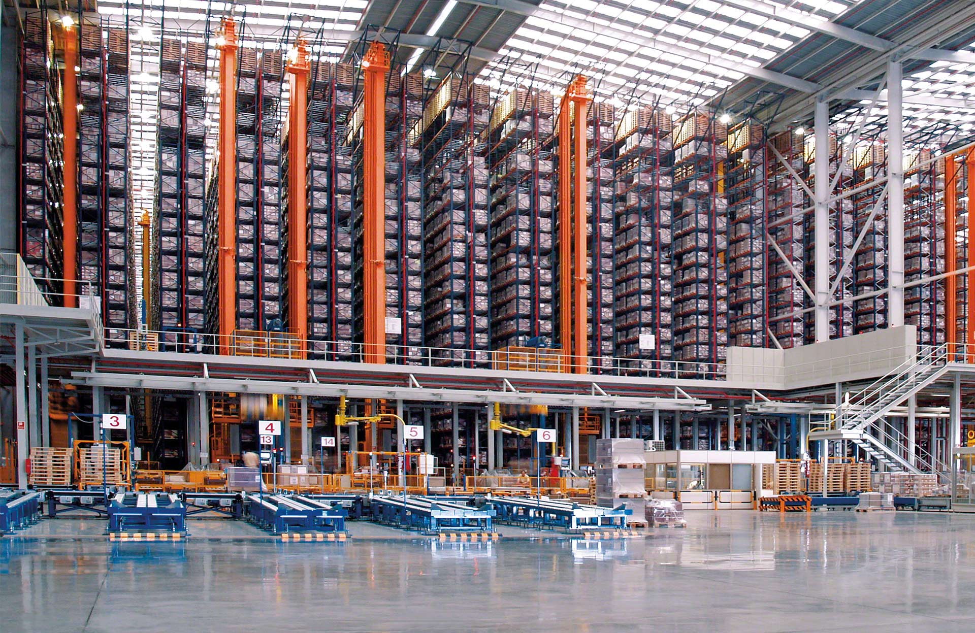 Los transelevadores incrementan la productividad del almacén al automatizar el depósito y la extracción de palets