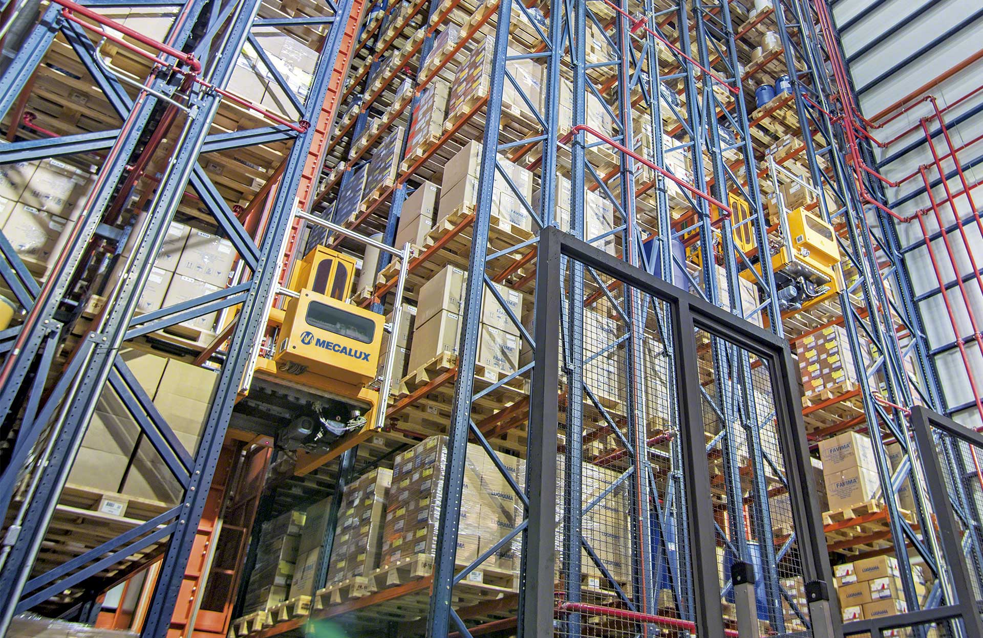 Al aprovechar al máximo la altura disponible y utilizar pasillos estrechos, los transelevadores aumentan la capacidad de almacenaje