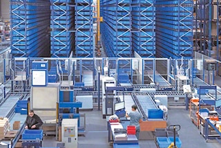 Las cintas transportadoras de cajas son componentes fundamentales de los almacenes automáticos para cajas