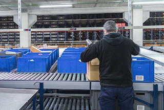 Las cintas transportadoras de cajas dinamizan la preparación de pedidos
