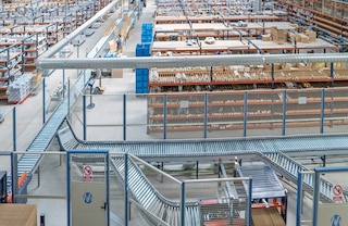 Las cintas transportadoras de cajas facilitan la conexión entre distintas zonas del almacén