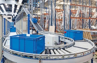 Los transportadores para cajas permiten conectar puntos distantes del almacén Los transportadores para cajas permiten conectar puntos distantes del almacén