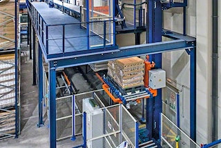 Los transportadores comunican distintos niveles en almacenes y centros de producción