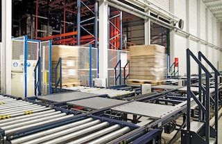 Los transportadores de palets garantizan agilidad y eficiencia en la entrada y salida de mercancías en un almacén automático