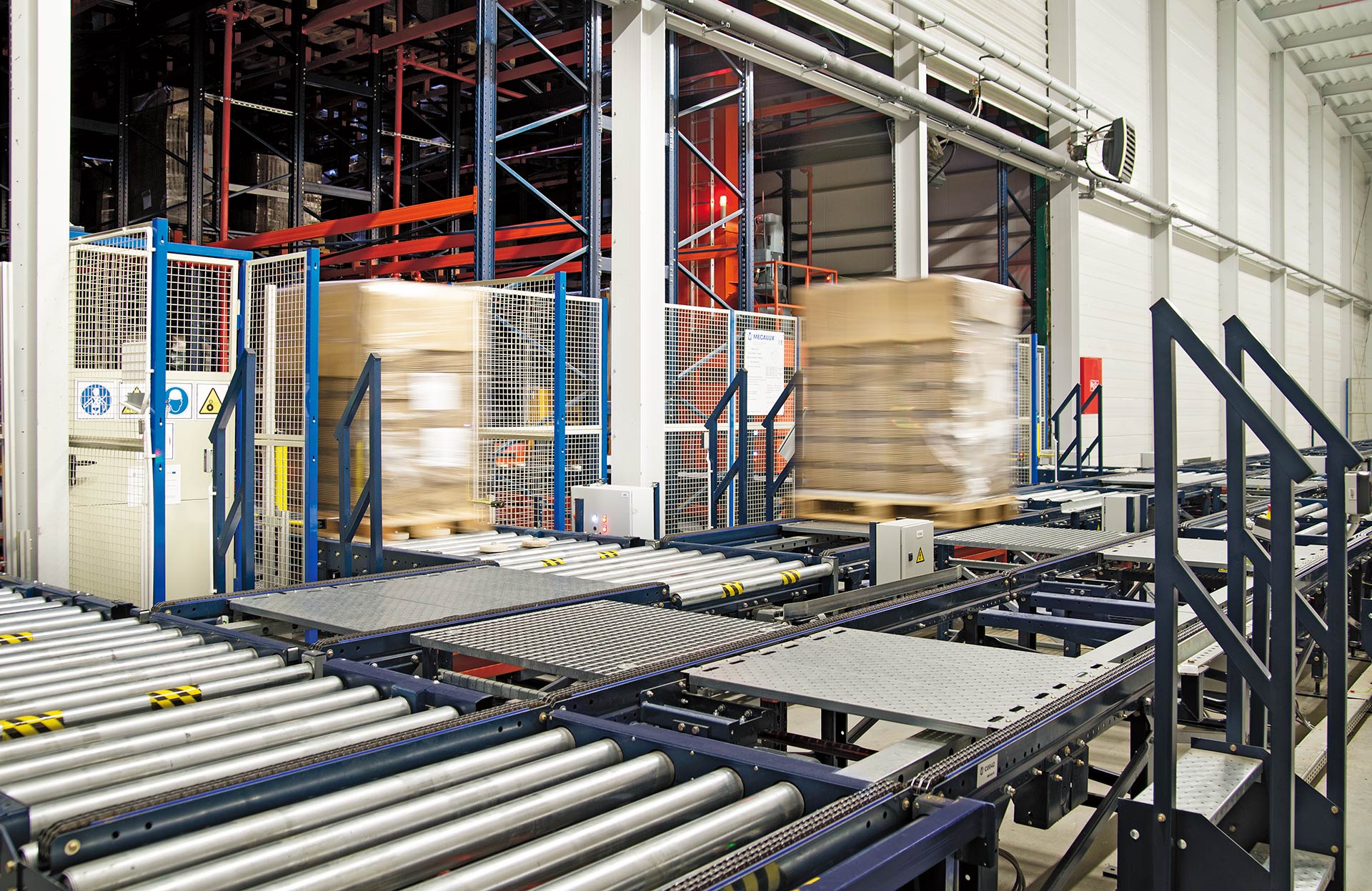 Los transportadores de palets garantizan agilidad y eficiencia en la entrada y salida de mercancías en un almacén automático