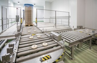 Los transportadores de rodillos con acabados en acero inoxidable ofrecen una excelente resistencia a la corrosión