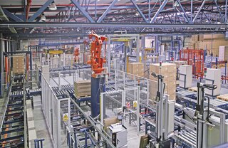 Un circuito de transportadores para palets puede agilizar el abastecimiento de mercancía a un puesto de picking automatizado