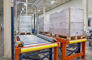 Los puestos de inspección de entrada verifican que el peso, las dimensiones y el estado de los palets se ajusten a las especificaciones de la instalación