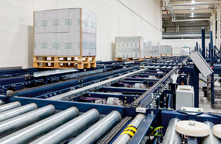 Los transportadores de rodillos aportan un movimiento rápido y seguro de palets Los transportadores de rodillos aportan un movimiento rápido y seguro de palets
