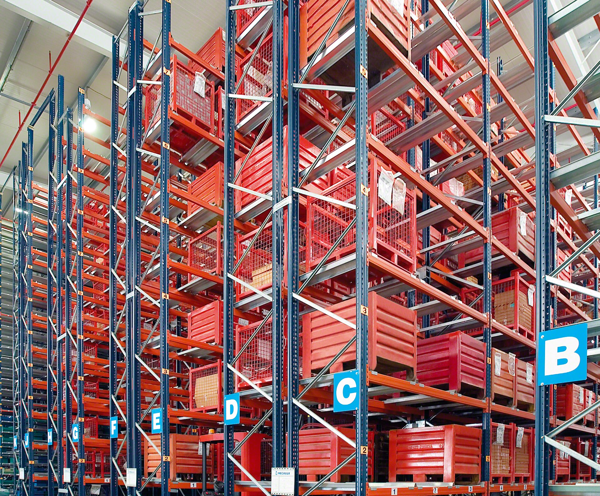 Uso de travesaños especiales para almacenar contenedores en una estantería convencional