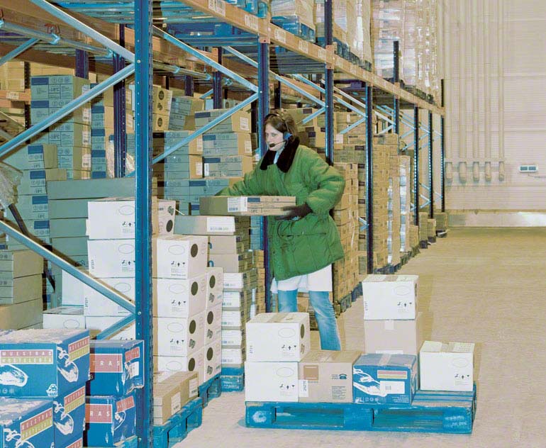Almacén para picking sobre paletas a nivel del suelo.