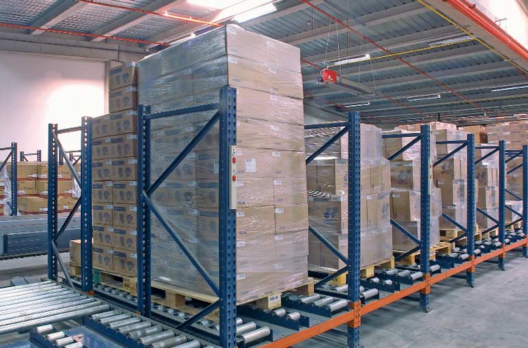 Distribución de paletas sobre transportadores de rodillos.